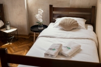 Trokrevetna soba u rustičnom stilu