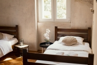 Trokrevetna soba u rustičnom stilu