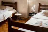 Trokrevetna soba u rustičnom stilu