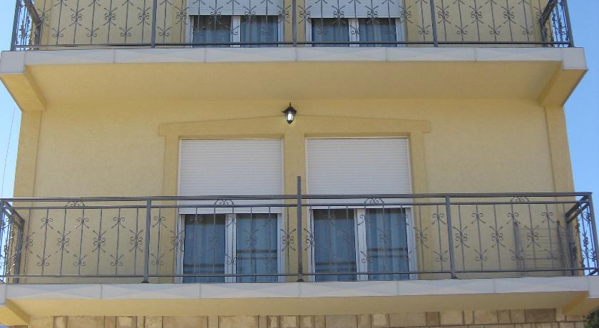 Apartments Šarović