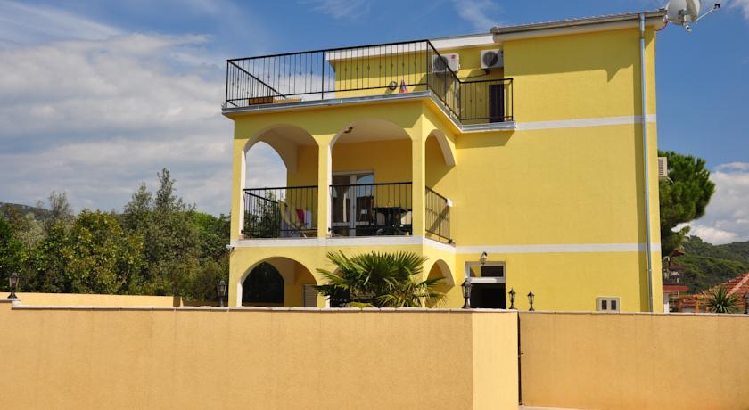 Apartments Villa-G Lustica